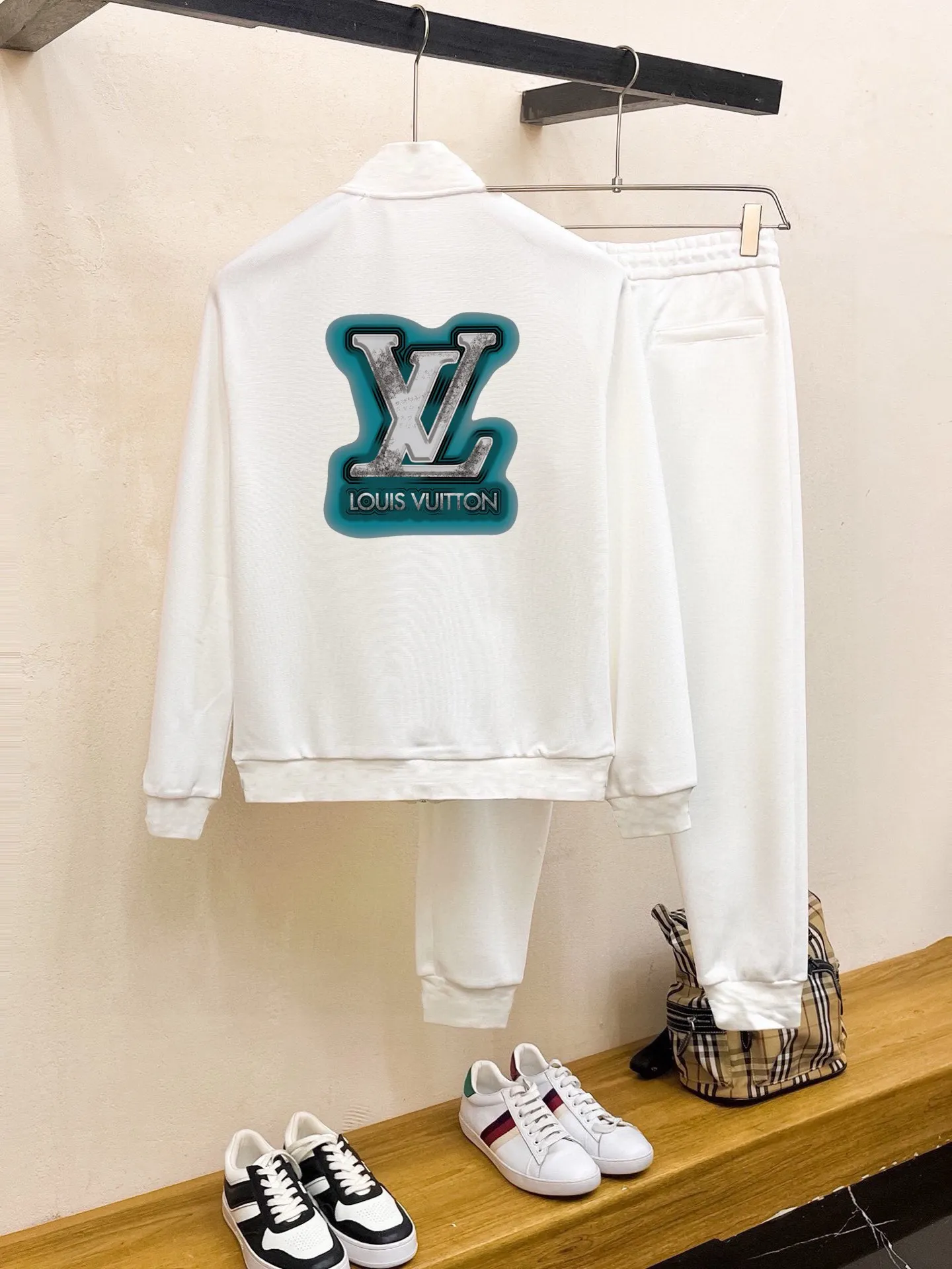 🅿️420 direct batch [LV Louis Vuitton] (Fat Man Gospel) popular suit is coming. Focus on the original version of the official website. 2025 new popular cardigan and sweatshirt suit. The original order is the best. 🇭🇰The meticulous work of top designers. Just for a fitting and perfect upper body effect. 100% natural high-quality Roman cotton, close-fitting comfort, noble and elegant! Original hardware embodies elegance and nobility! Counter size: M-5XL (maximum wear up to 220 pounds)
